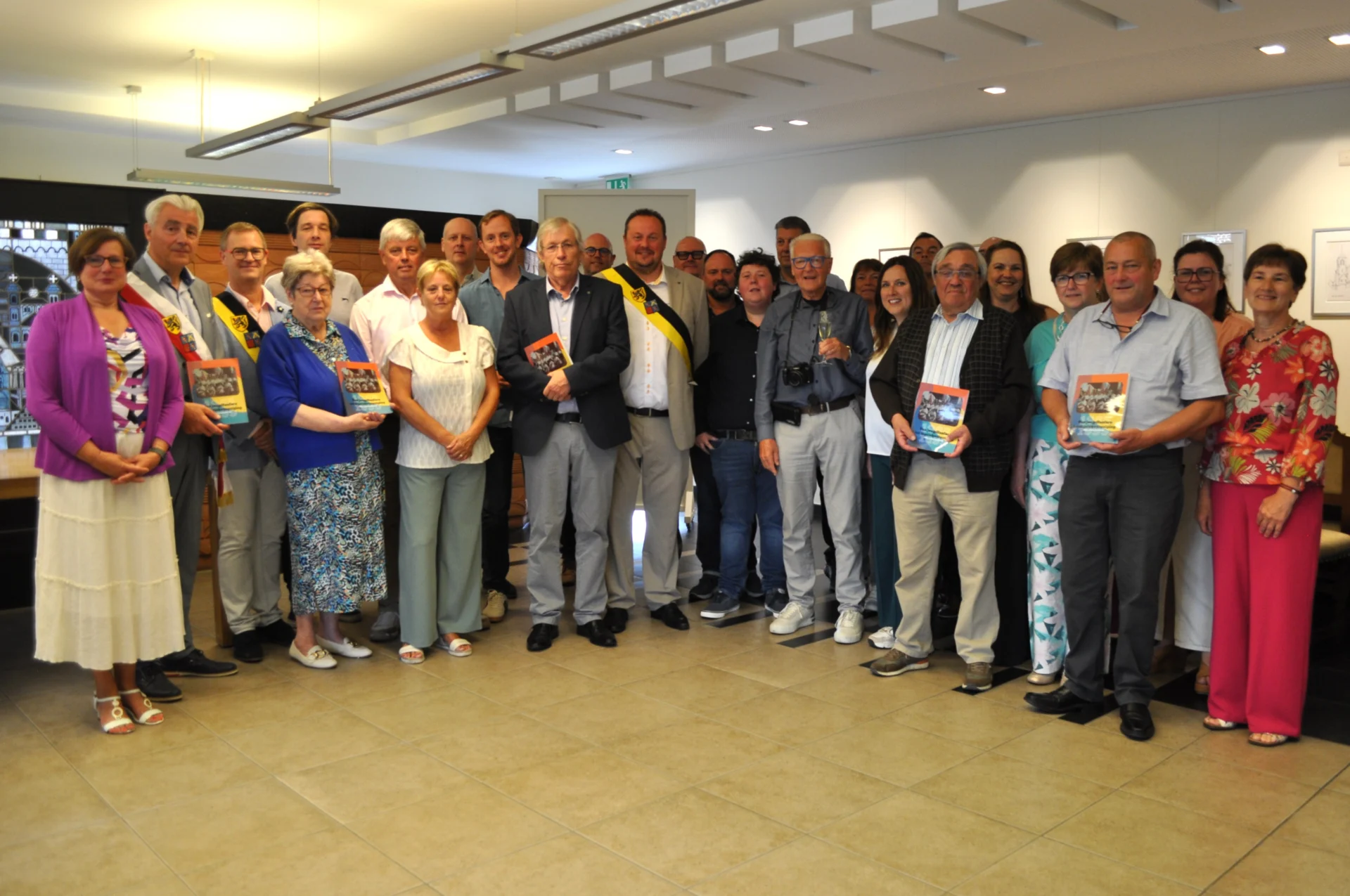 Feestelijke ontvangsten in gemeentehuis Sint-Lievens-Houtem: jubilarissen en boekvoorstelling in de bloemetjes gezet.