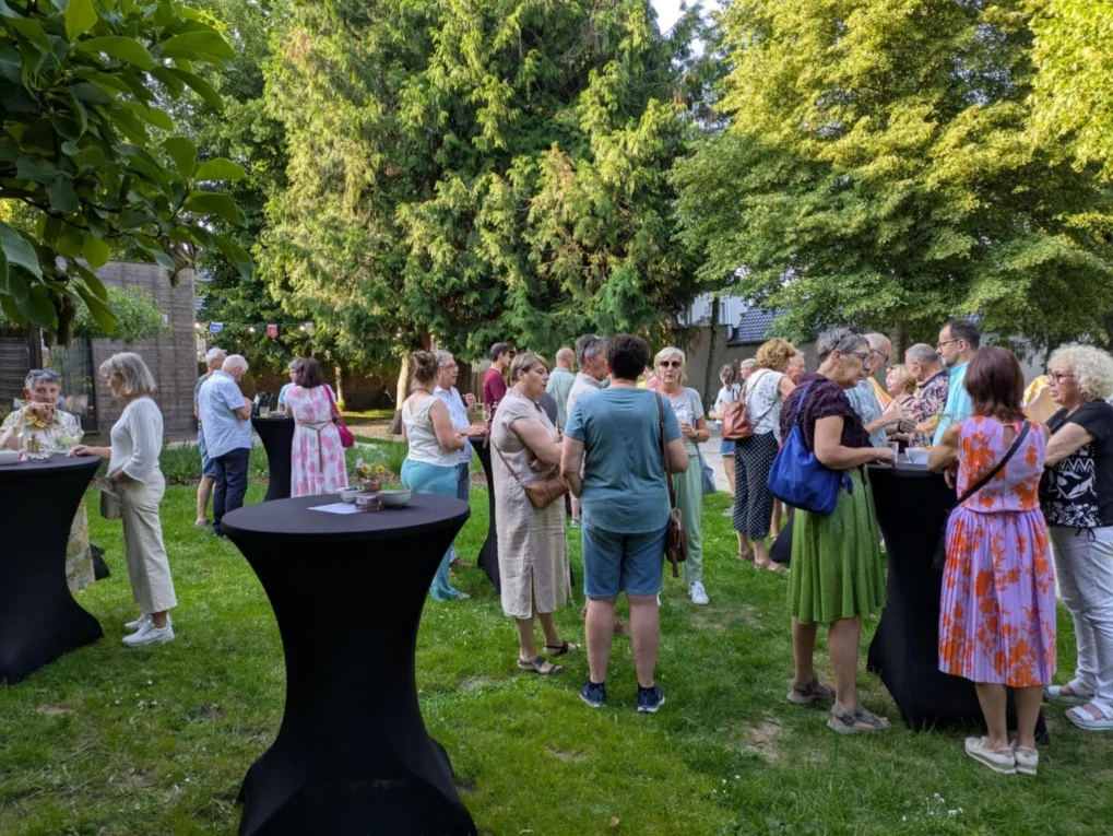 Gemeente Houtem bedankt ‘crèmes van vrijwilligers’ onder een stralende zomerzon.