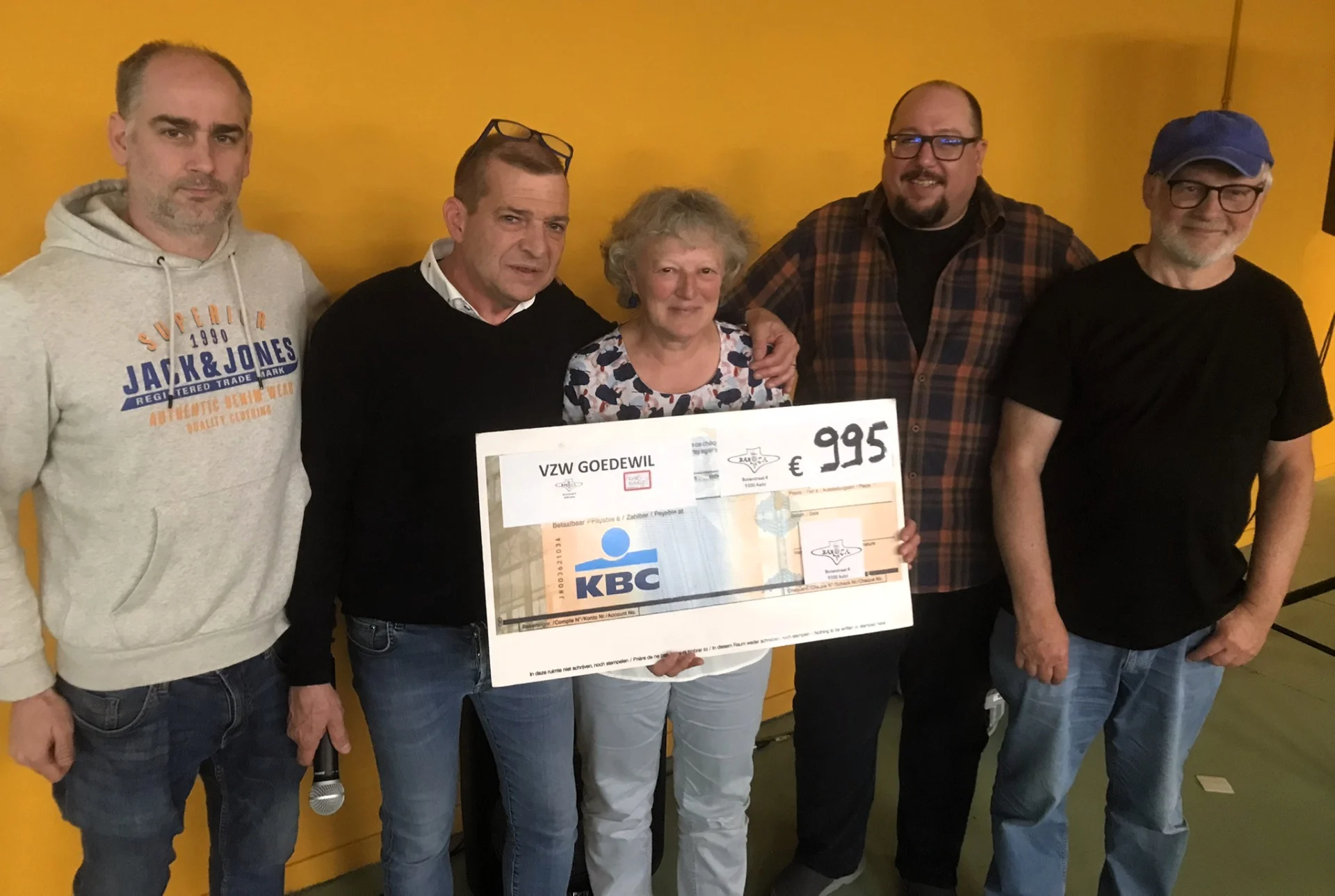 Algemene Kwis van café Barca Bère levert 995 euro op voor Oilsjters Goed Doel.