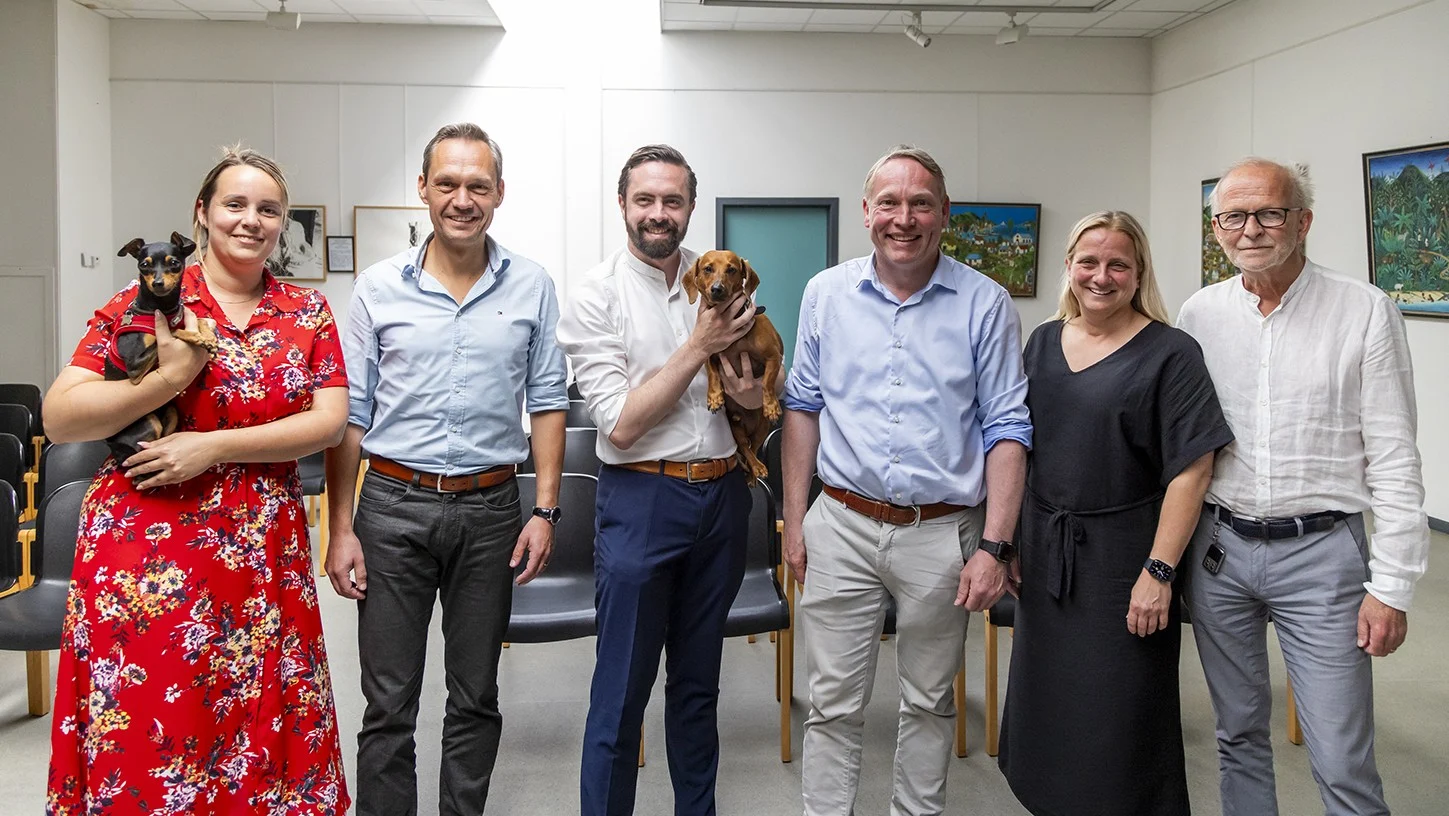 Honden op kantoor zorgen voor warme momenten tijdens ‘breng je hond mee naar het werk’-dag.