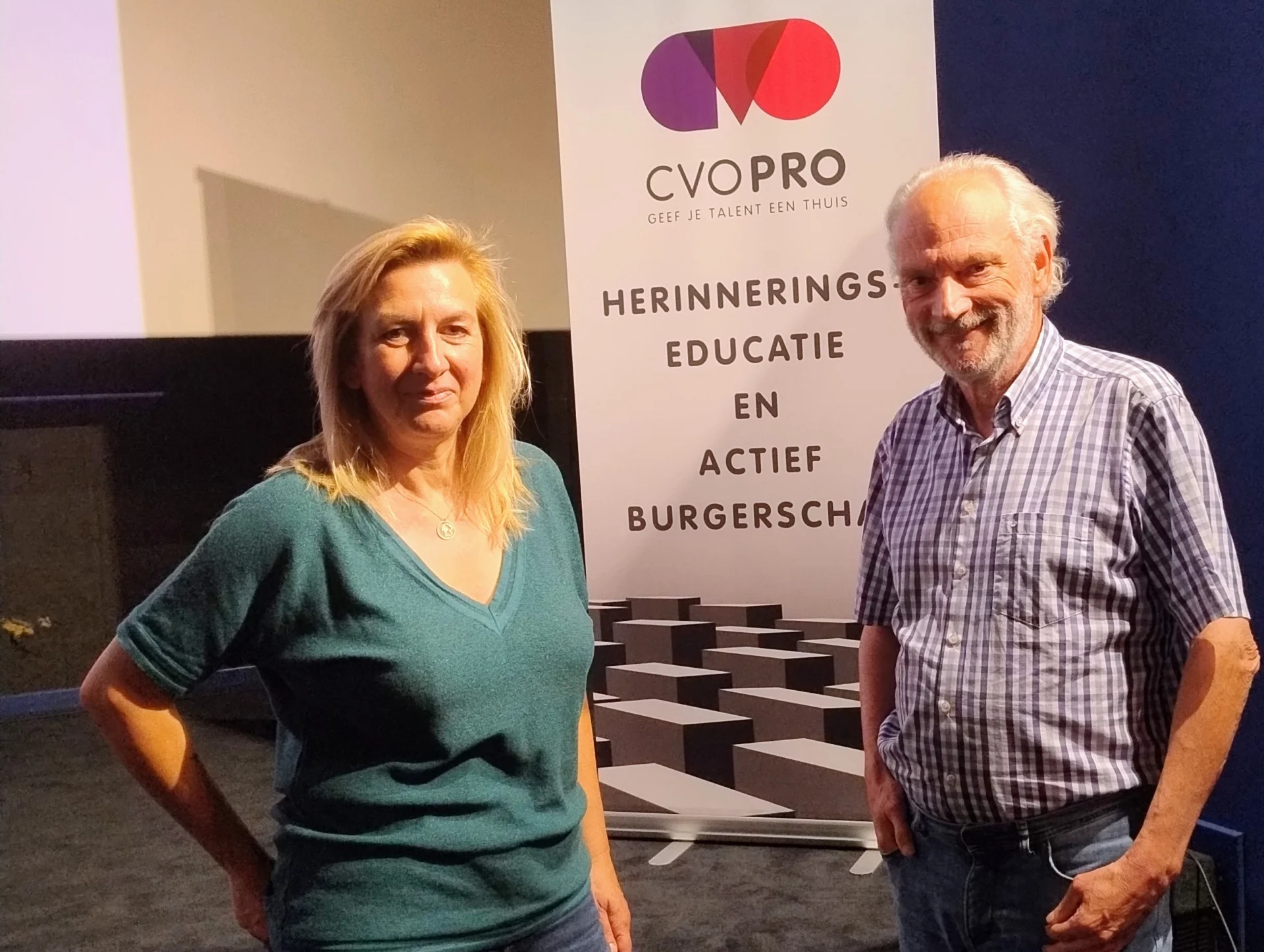 Cinema Palace opnieuw volgelopen voor beklijvende lezing van VRT-journaliste Inge Vrancken in reeks ‘Voorwaarts en niet vergeten.’