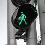 Tijdelijke verkeerslichten in Hoogstraat door werken van Wyre: voetpaden vrij voor wielerwedstrijd op 14 juni.