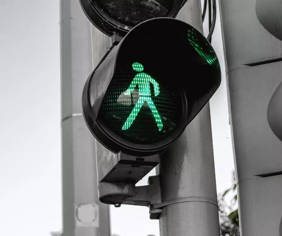 Tijdelijke verkeerslichten in Hoogstraat door werken van Wyre: voetpaden vrij voor wielerwedstrijd op 14 juni.
