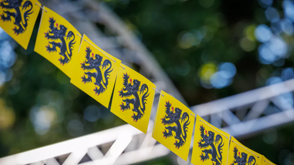 Vlaamse feestdag start al op donderdagavond: feesten, zingen en dansen op het Oudstrijdersplein en de Graanmarkt te Ninove.