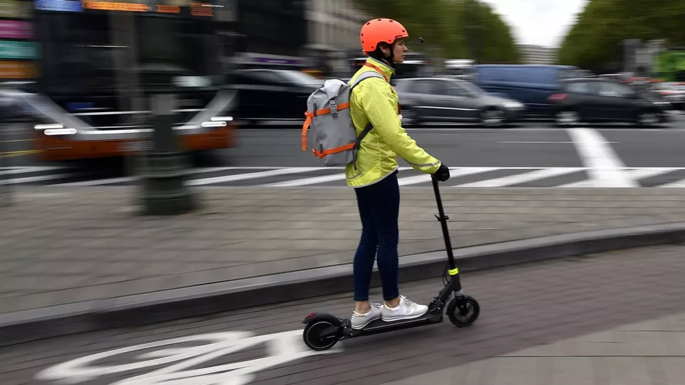 Aalst telt elke maand 12.399 ritten met deelsteps, maar frustratie groeit: “Van milieuvriendelijk alternatief naar bron van overlast.”