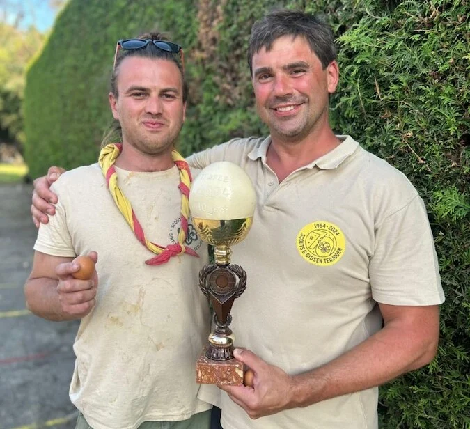 Eieren vliegen verder dan ooit tijdens kampioenschap eierwerpen in Terjoden: nieuw record van 34 meter!