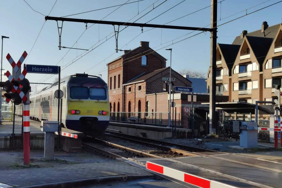 Vlaams Belang Herzele uit kritiek op plannen rond spoorwegbrug en sluiting overwegen.