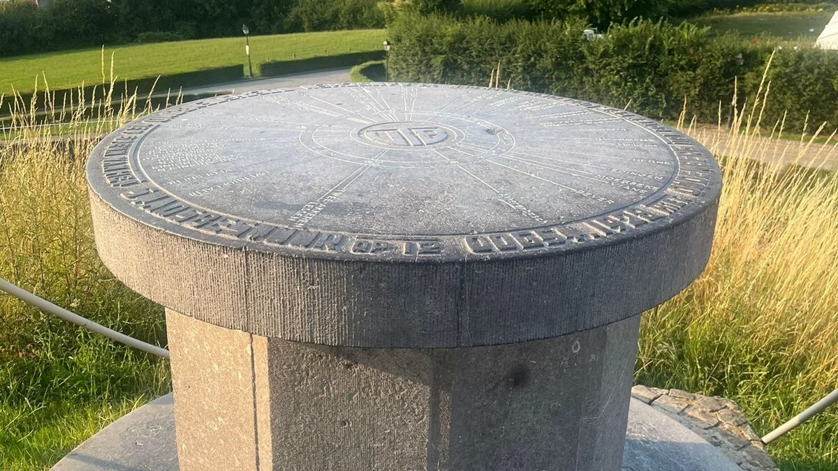 Oriëntatietafel op Oudenberg opgefrist: erfgoedstuk van 1928 straalt opnieuw boven Geraardsbergen.