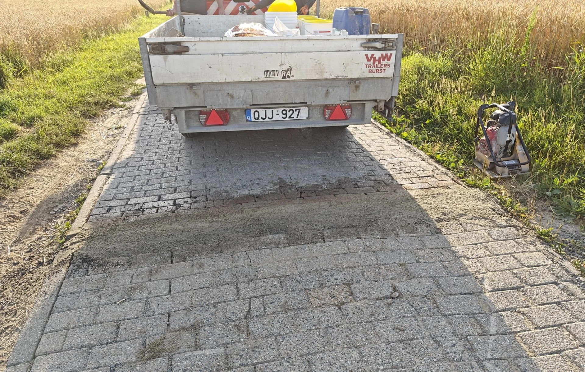 Technische dienst Houtem pakt snel hitteprobleem aan in Hasselt Ten Broek.