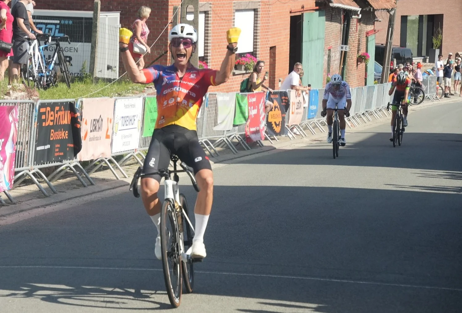 Kenn Simon zegeviert in zinderende finale van het 25ste Borsbeekse wielerweekend.