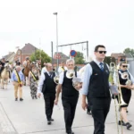 Kermis Burst feestelijk op gang getrapt met traditionele paardenommegang.