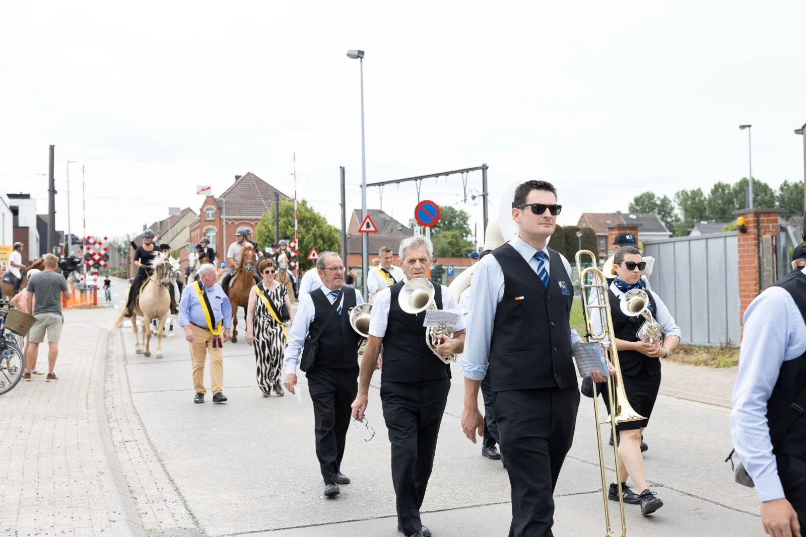 Kermis Burst feestelijk op gang getrapt met traditionele paardenommegang.