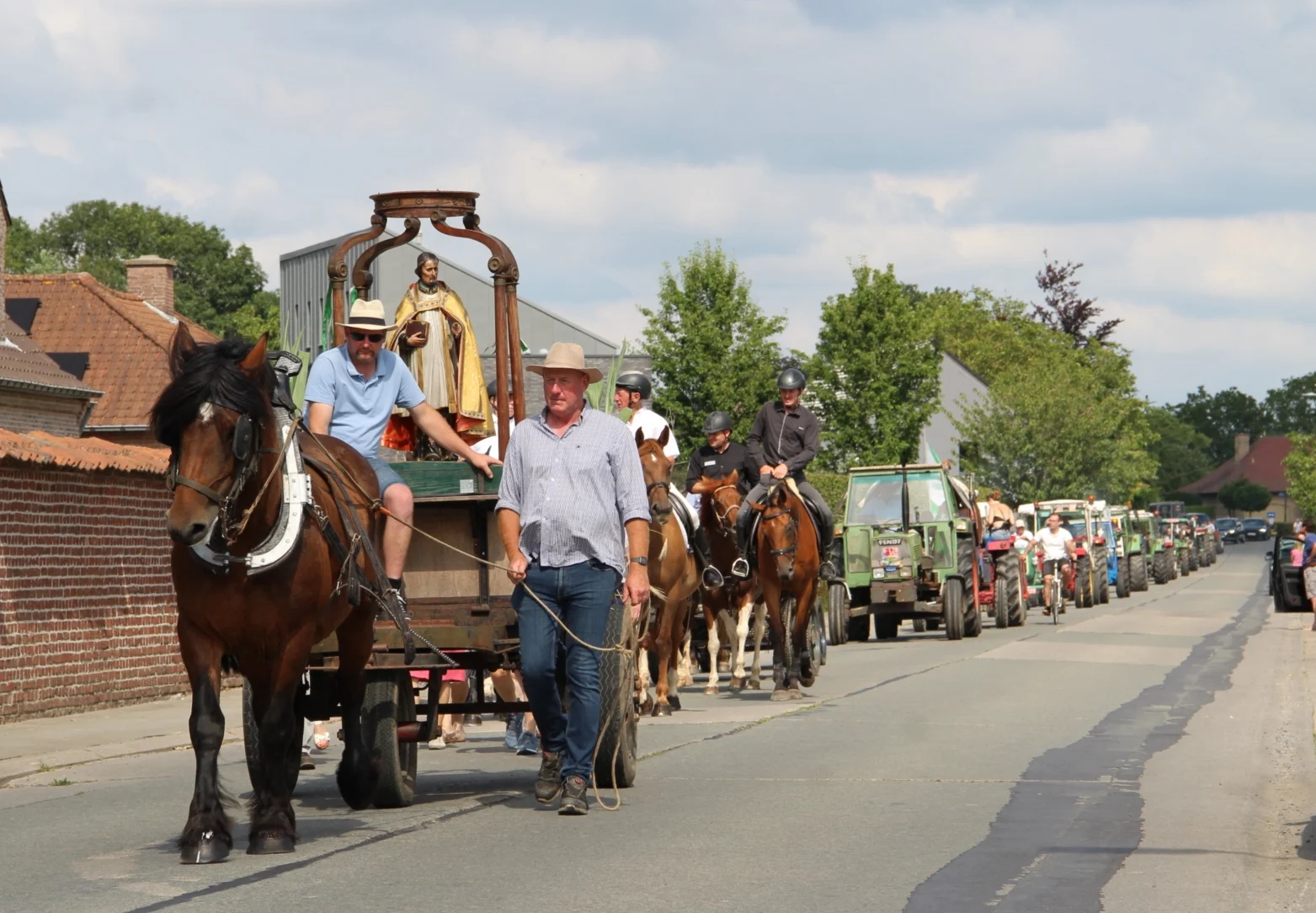 Voor de 143ste keer rijdt het beeld van Sint-Fledericus door Vlierzele: een traditie met wortels én toekomst.