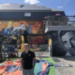 Frank Vandenbroucke leeft voort in Steenhuize-Wijnhuize: imposante muurschildering siert gevel van Café ’t Berghof.
