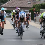 Geraardsbergenaar Jasper Christiaens wint millimeterspurt in Denderbelle: “Ik voelde dat er net genoeg overschot was”