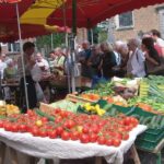 De eerste boerenmarkt brengt gezelligheid en lokale lekkernijen naar IJshoeve Nicky.