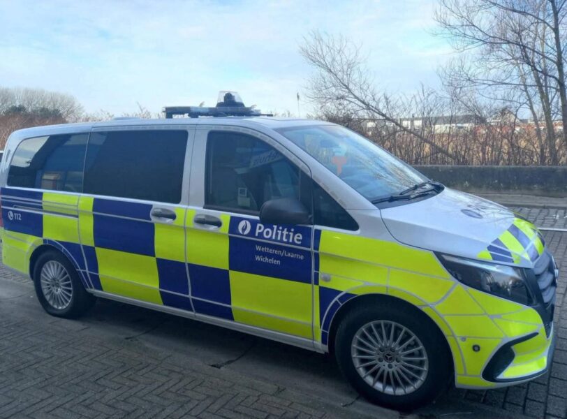 Gratis communiefoto’s aan Zuiderdijk Wetteren: na brandweerwagen nu ook op politiemotor, ambulance en nieuwste politiecombi.