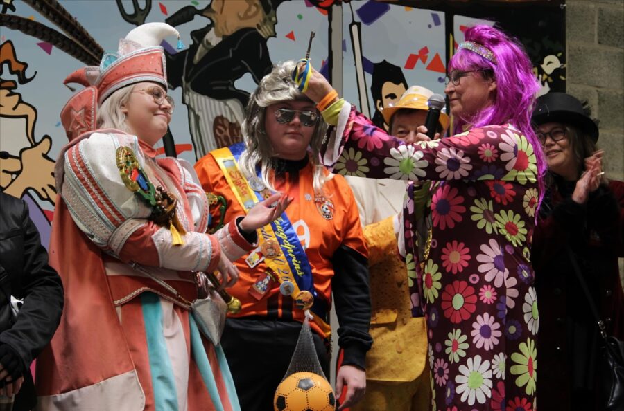 Sleuteloverdracht zet Lede drie dagen op zijn kop: Prinsj Lovely, Miss Bette Silke en Bierventje Yannick nemen symbolisch het roer over.