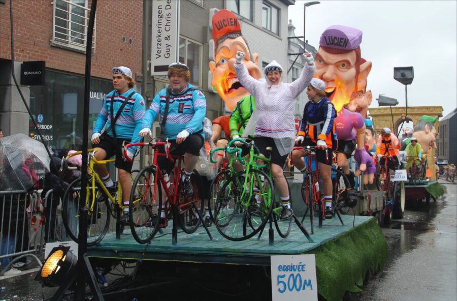 74ste Carnavalstoet van Lede trotseert regen met kleur, satire en traditie.