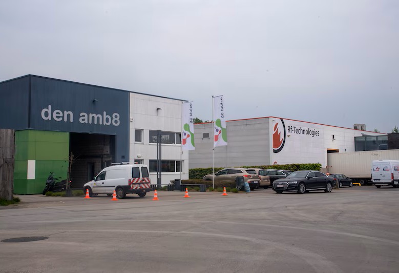 Tijdelijke testopstelling in ambachtelijke zone Oosterzele moet verkeer naar recyclagepark veiliger en vlotter maken.