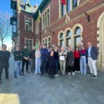 Mia Immegeers letterlijk in de bloemen gezet door schepen Oosterzele voor 40 jaar dienst.
