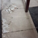 Herstelwerken aan marmeren vloer in Sint-Gertrudiskerk na schade door vorkheftruck.