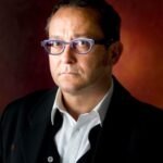 Tom Lanoye brengt ‘ReinAard’ tot leven tijdens auteurslezing in Aalst.