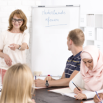 Nederlands oefenen tijdens Studio Taalbubbels.