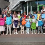 Achttien stralende communicanten vieren hun Eerste Communie in Bavegem.