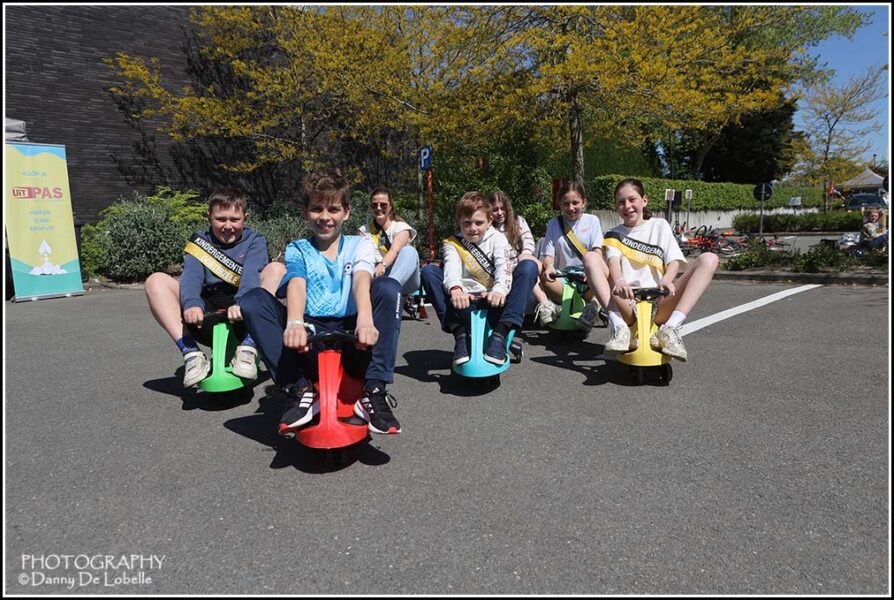 Meer dan 400 kinderen ravotten tijdens Buitenspeeldag aan De Kluize in Oosterzele.