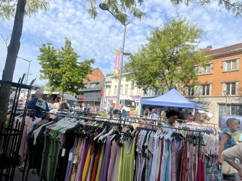 Klacht tegen flyerverbod en taalregel op Ninoofse markt verworpen, maar discussie blijft nazinderen.