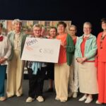 Femma Wetteren-Centrum schenkt 800 euro aan Deelpunt Wetteren tijdens Lentefeest.