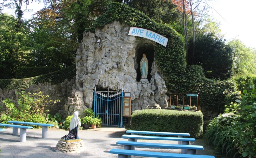 Opening van de meimaand aan Vlierzeelse Mariagrot met traditie en verbondenheid.