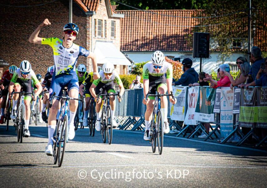 Simon Boonaert sprint naar winst in gesloten nieuwelingenkoers te Erwetegem en grijpt leidersplaats in Trofee Zuid-Oost-Vlaanderen.