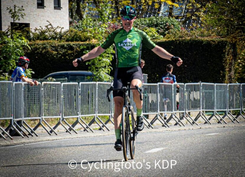 Rino Sprangers soleert naar winst in Erwetegem, Kevin Van Reepingen kroont zich tot kampioen van Zottegem.