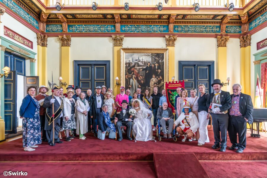 Albasten huwelijk van Piet en Mie: 75 jaar liefde, humor en familie bij De Draeckenieren.
