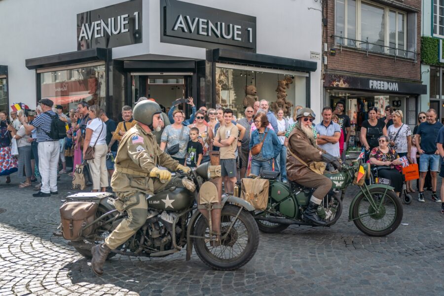 Aalst herdenkt 81ste verjaardag van V-dag met optocht, bloemenhulde en historische voertuigen.