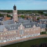 De Regie der Gebouwen restaureert het beeld van het Ros Beiaard op de toren van het gerechtsgebouw van Dendermonde.