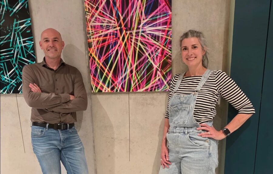 Dubbele kunstexpo in bibliotheek van Geraardsbergen brengt abstractie en fotografie samen.
