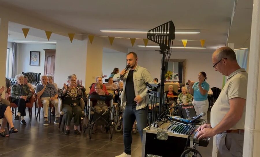 Jonathan Hunninck bezorgt bewoners van Cautervelt onvergetelijke namiddag met muziek en ijsjes.