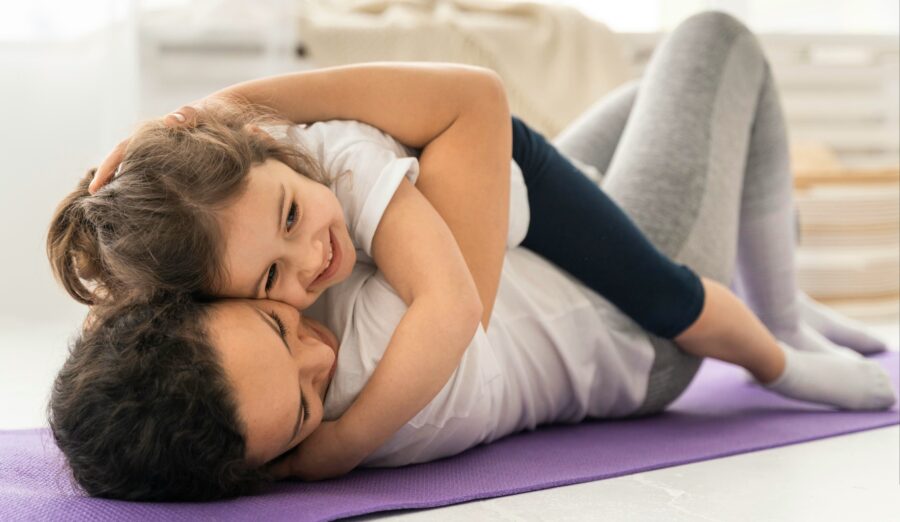 Knuffelturnen in Ninove: gratis beweegworkshop voor peuters en ouders in het Sociaal Huis.