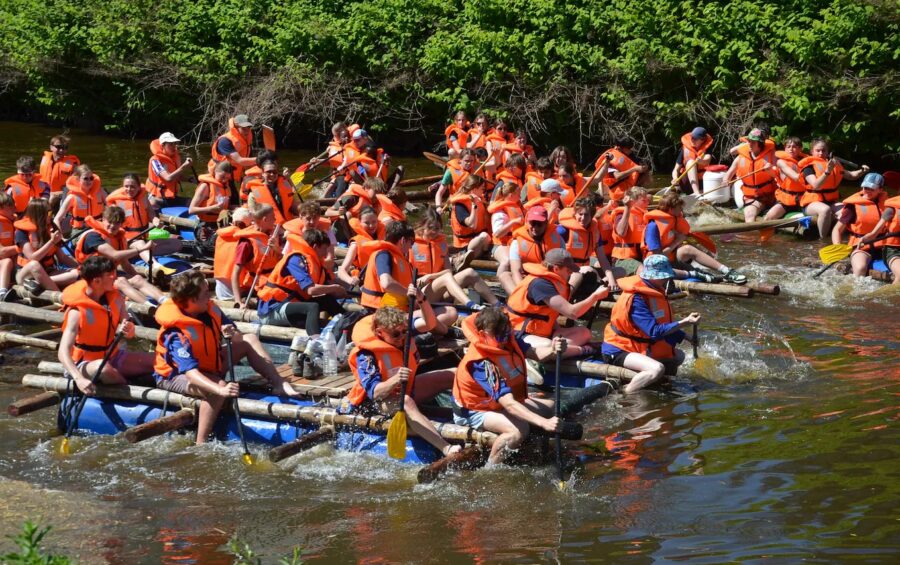 Avontuur op de Dender: Ninoofse jongeren bouwen eigen vlotten en varen naar Pamel.