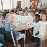 Vrijwilligers van Basisschool Klim-Op Bavegem in de bloemetjes gezet voor hun onmisbare inzet.