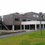 Zomermarkt in Het Prieelshof geannuleerd door hitte, mini-editie verhuist naar binnen.