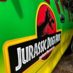 Dinosaurussen, een vliegtuigwrak en loslopende honden: Pets on the Road opent uniek ‘Jurassic Dogs Park’ in Ninove.