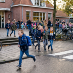 Kleuters van wijkschool Ekent vragen meer verkeersveiligheid: “Hier wordt absoluut geen 30 kilometer per uur gereden”
