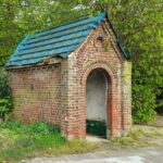 Verlaten erfgoed aan de dorpsrand: de kapel van de Zoete Harten van Jezus en Maria in verval.