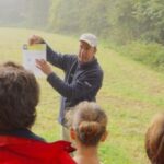 Herboristenwandeling in Sint-Lievens-Esse dompelt deelnemers onder in de wereld van kruiden en natuur.