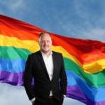 Discussie in gemeenteraad Ninove over brandstichting regenboogvlag: oppositie verwijt burgemeester gebrek aan publieke veroordeling.