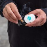 Gratis zakasbakje moet sigarettenpeuken uit het straatbeeld houden: “Neem je peuk mee”